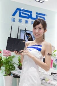 華碩推出RT-AC68U雙頻無線分享器，雙頻同步傳輸速度高達1900 Mbps，不論玩線上遊戲、隨時網路通話或串流HD高畫質影音，使用者皆可享受飆速傳輸的娛樂饗宴。
