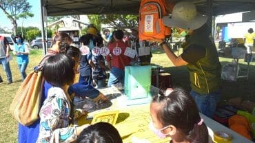 芥菜種會防救災團隊以互動遊戲方式帶領孩童學習防災正確觀念