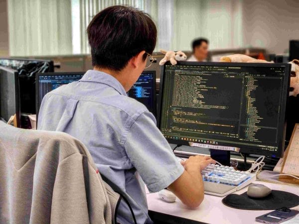 【新聞圖片二】GitHub Copilot 目前已有破百萬名開發者採用，其生成的程式碼建議接受度更高達 30 億行，為全球最廣泛使用的 AI 開發工具。