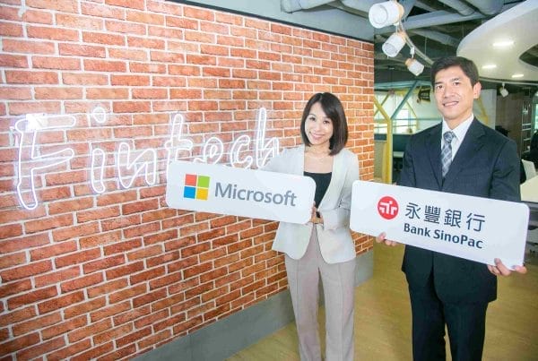 【新聞圖片五】GitHub Copilot 作為強大的生成式 AI 工具，節省開發人員用於例行重複工作的時間，不僅提升生產力，更專注於策略發想和創新。由左至右為台灣微軟大型企業商務事業群總經理李倩、永豐銀行資訊處資深協理沈志成。