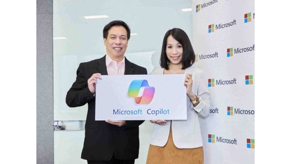 【新聞圖片一】微軟和-LinkedIn-共同發布的《2024-年工作趨勢指數》報告指出，過去半年生成式-AI-在工作中的使用量成長近兩倍。圖左為台北富邦銀行資訊長張志清，圖右為台灣微軟