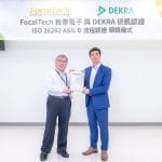 DEKRA德凱台灣董事總經理李俊儀(右)頒發DEKRA德凱ISO 26262 ASIL-D功能安全流程認證證書予敦泰電子研發資深副總林捷昇 (左)