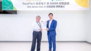 DEKRA德凱台灣董事總經理李俊儀(右)頒發DEKRA德凱ISO 26262 ASIL-D功能安全流程認證證書予敦泰電子研發資深副總林捷昇 (左)