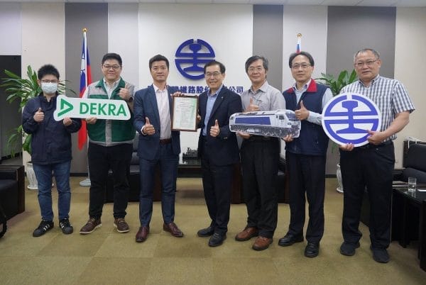 臺鐵總經理馮輝昇(右四)與DEKRA德凱台灣董事總經理李俊儀(左三)於頒證時合影