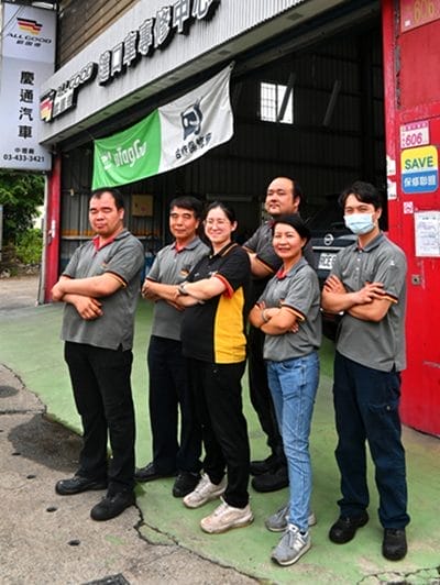 國內進口車專業保修聯盟龍頭,歐固德(ALLGOOD)進口車專修中心打破外界認為保修只有男生才能勝任的刻板印象,由盧秋珍 (右二)擔任中壢廠廠長為客戶第一線貼心服務。