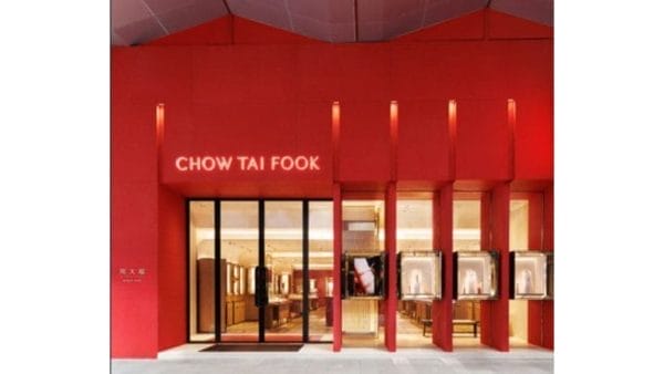 全新概念店採以標誌性的「周大福紅」為主色調。