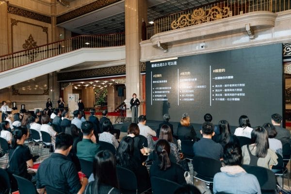 兩廳院藝術出走2.0計畫四大面向包含 臺日跨國共製遊走式演出《夜路不怕黑》臺灣版、共創工作坊、推廣活動「給自己的情書」與紀錄片。台上為國家兩廳院藝術推廣組張名君。(圖/國家兩廳院提供 攝影：蔡耀徵)
