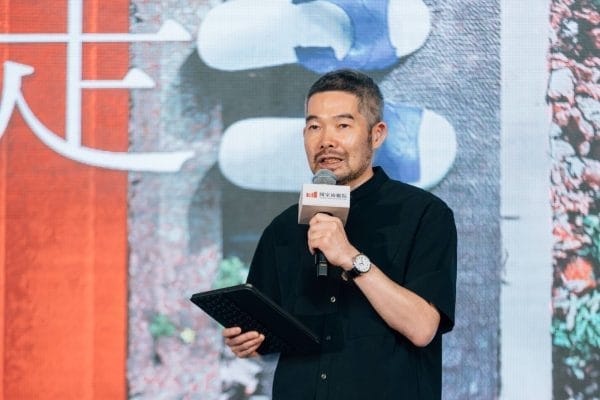 《夜路不怕黑》臺灣版導演菅原直樹表示，「藉由今年98歲的Oibokeshi劇團主要演員岡田忠雄的親身體驗發現，長照跟表演是互相有連結的，我們可以讓一般人成為演員，讓我們的生活成為一種表演。」(圖/國家兩廳院提供 攝影：蔡耀徵)