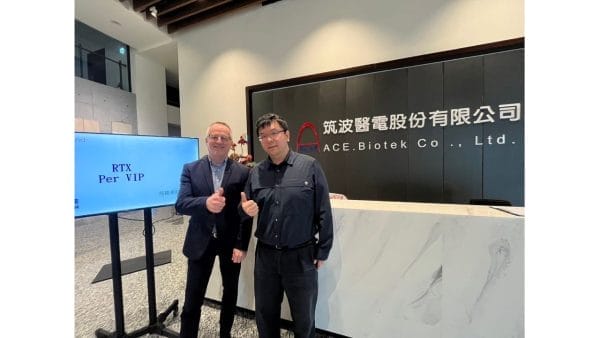 圖:RTX 資深銷售經理 Per Østergaard Nielsen(左)和 筑波科技商務開發經理李凱傑(右)