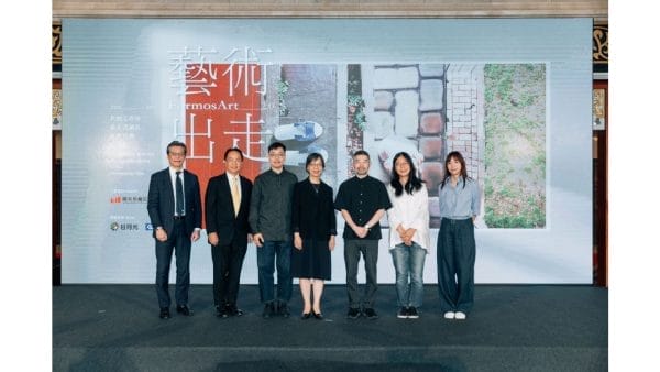 兩廳院希望以藝術的力量參與臺灣超高齡化社會將面臨的挑戰，期許以企業之力共創社會文化價值。贊助商日月光與金寶電子率先大力支持本計畫。圖由左至右為金寶電子永續長游乃溥、金寶電子總經理陳威昌、藝術出走2.0計畫紀錄片導演侯季然、國家兩廳院副總監許美玲、《夜路不怕黑》臺灣版導演菅原直樹、《夜路不怕黑》臺灣版助理導演蔡旻霓、日月光文教基金會經理李迺婷(圖/國家兩廳院提供 攝影：蔡耀徵)