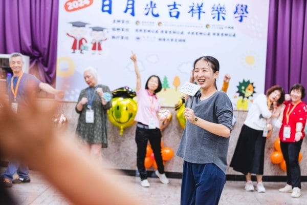 活動講師驫舞劇場方妤婷以活潑生動的引導，透過遊戲與音樂節奏，邀請樂齡長輩們一起舞動身體。(國家兩廳院提供_攝影：周嘉慧)
