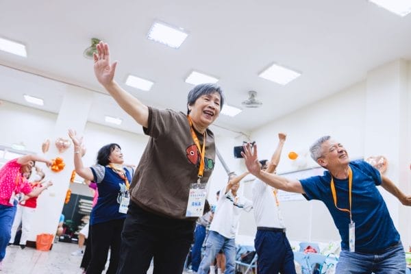 活動講師驫舞劇場方妤婷帶領48位在地長輩體驗舞蹈，透過暖身、肢體開發以及伸展三個環節，舒展筋骨、感受身體。(國家兩廳院提供_攝影：周嘉慧)