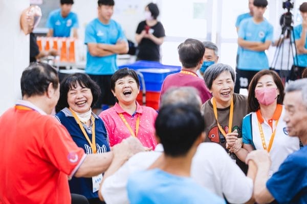 長輩隨著音樂節奏的啟動與暫停，在限制的時間之中找到夥伴們，全場笑聲不斷，開心地牽起彼此的手一同舞蹈。(國家兩廳院提供_攝影：周嘉慧)