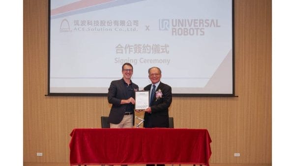 筑波科技宣布與Universal Robots 簽訂合作協議。左起 UR亞太區總裁蘇璧凱(Adam Sobieski)、 筑波科技董事長許深福。