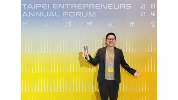 圖一_MYFEEL亞洲跨國集資平台執行長暨創辦人郭承錠,於2024亮點企業選拔榮獲「青年創業獎」。