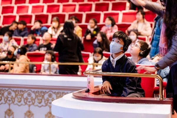 第一次進到音樂廳的孩子們，好奇的看著裡面的一切。(國家兩廳院提供_攝影：王弼正、周嘉慧)