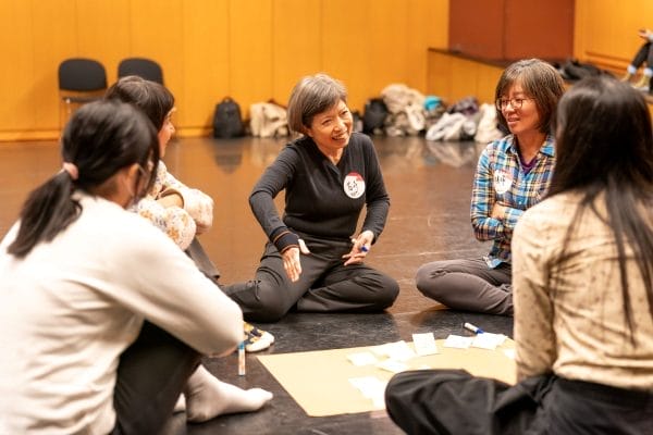  引導樂齡族群透過表演藝術活動，覺察自我及與他人建立關係是「表演藝術社會處方箋」方案最重要的關鍵。(國家兩廳院提供_攝影:王弼正)