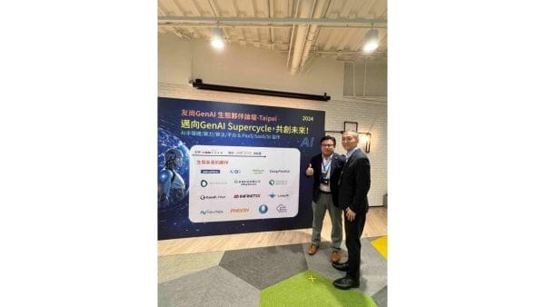 通泰克科技執行長林世強與友尚集團策略發展部陳威光合影