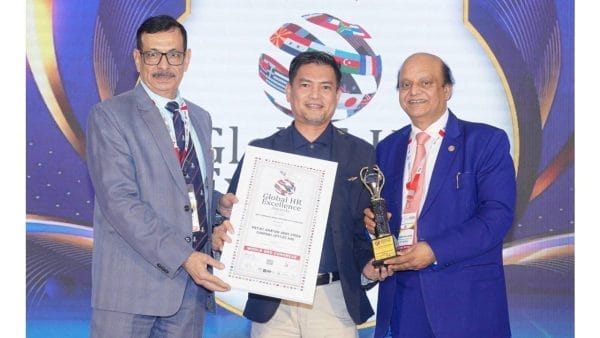 新聞稿照片一:越捷航空人資總監 Nguyen An Di 代表公司出席印度孟買舉行的世界人力資源發展大會(World HRD Congress),並榮獲三項大獎。