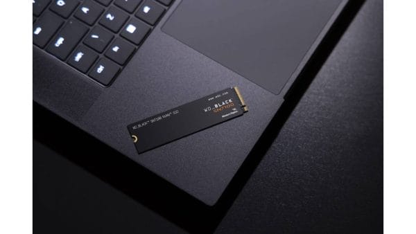 【新聞圖片】WD_BLACK™-SN7100-NVMe™-SSD採用-Western-Digital-最新-TLC-3D-NAND-技術，效能較前一代-SSD-提升高達-35