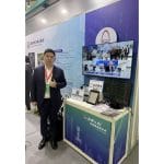 圖1：筑波醫電產品經理吳尚昆、Spark手術麻醉系統