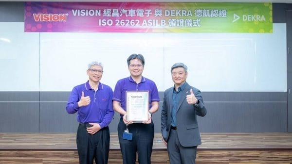 DEKRA 德凱認證產品測試總經理總經理孫富樂(右一)頒發DEKRA德凱ISO 26262功能安全流程認證證書予兩位經昌汽車電子副總經理楊哲青(中)、羅忠孝(左)