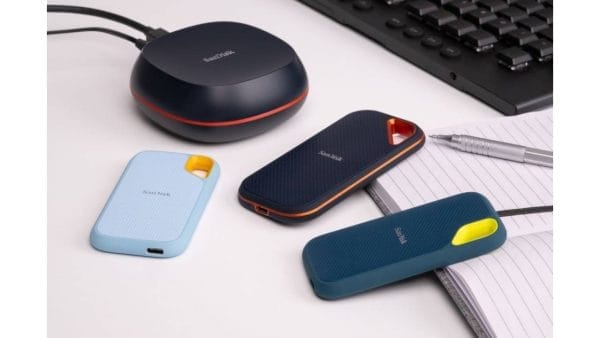 SanDisk-Extreme-Portable-SSD-輕盈機身搭配矽膠外殼，同時具備-3-公尺跌落保護與-IP65-防水防塵等級，全面保障資料安全。