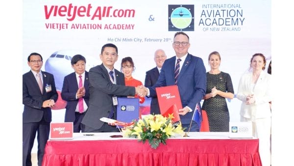 新聞稿照片三：越捷航空學院（VJAA） 與 紐西蘭國際航空學院（IAANZ） 正式簽署飛行員培訓合作協議，攜手培育高素質航空專業人才，推動亞太地區航空業發展。