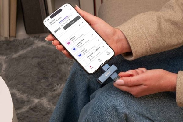 SanDisk Phone Drive 兩款隨身碟分別適用 Apple 與 Android 裝置，雙接頭設計可以輕鬆於手機、平板、電腦間轉換。