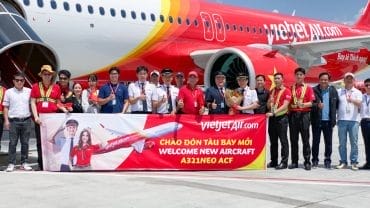 新聞稿照片二：越捷航空領導層、機組人員及團隊共同迎接新機抵達