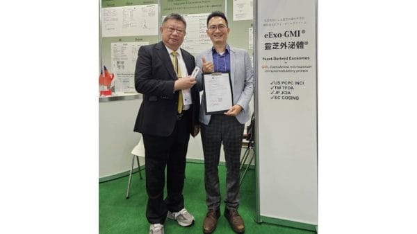 全球化妝品成分再創突破，靈芝外泌體eExo-GMI正式取得國際化妝品成分命名（INCI），沛泉生醫執行長蕭佳彥(右一)於日本拔得頭籌，取得合作意向書將導入台灣市場。