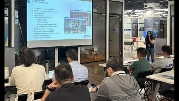 恩萊特科技業務總監門杰於高雄南部晶片設計基地，分享晶片全流程設計如何加速AI與光通訊創新。