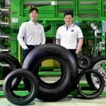 【Rockwell-Automation新聞配圖】三貿機械導入洛克威爾自動化多元解決方案，助力輪胎成型機新升級；左至右為：洛克威爾自動化資深客戶經理歐峻杰、三貿機械研發部經理林祥凱