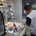 【新聞照片一】在阿赫盧醫院的新生兒加護病房，四名嬰兒共用一個保溫箱，此情將大幅增加感染風險，因為新生兒（尤其早產兒）的免疫系統尚未發育完全。照片攝於2025年7月16日