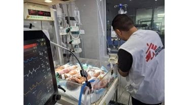 【新聞照片一】在阿赫盧醫院的新生兒加護病房，四名嬰兒共用一個保溫箱，此情將大幅增加感染風險，因為新生兒（尤其早產兒）的免疫系統尚未發育完全。照片攝於2025年7月16日
