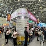 高雄國際旅展於高雄展覽館盛大開幕，旅客爭搶便宜優惠預備下半年旅遊（圖-挪威森林旅館集團)