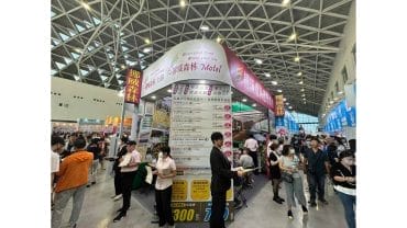 高雄國際旅展於高雄展覽館盛大開幕，旅客爭搶便宜優惠預備下半年旅遊（圖-挪威森林旅館集團)