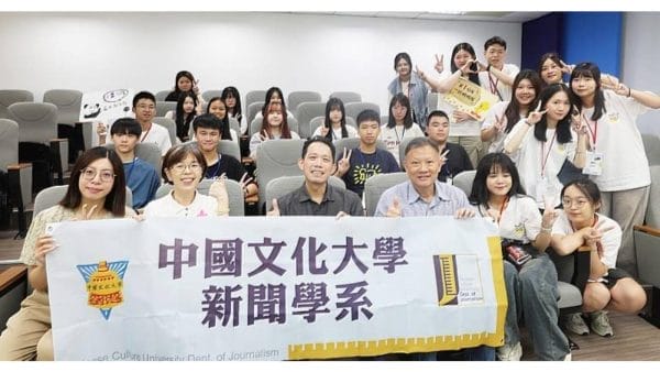 「高中新聞夏令營」，由全台最強主播及媒體實務師資陣容親自授課，為參與學生打造一場媲美專業訓練的「主播先修班」。