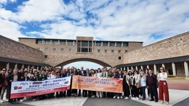 文化大學商學院35位學生前往澳洲布里斯本與黃金海岸地區，赴姐妹校邦德大學（Bond University）展開移地學習課程。