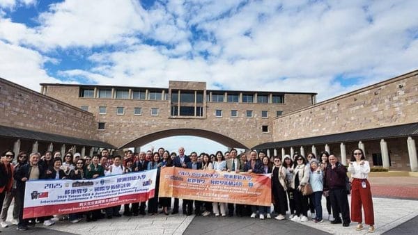 文化大學商學院35位學生前往澳洲布里斯本與黃金海岸地區，赴姐妹校邦德大學（Bond University）展開移地學習課程。