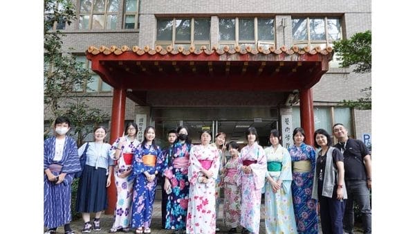 文化大學國際暨外語學院日本語文學系精心設計「日本夏日祭」主題活動，讓學生穿上正宗浴衣，沉浸在濃濃和風氛圍中。