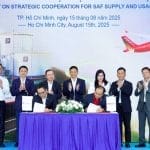 新聞稿照片一：越捷航空常務副總裁 To Viet Thang（右）與 Petrolimex Aviation 執行長 Nguyen Van Hoc（左）正式簽署永續航空燃油（SAF）合作協議。