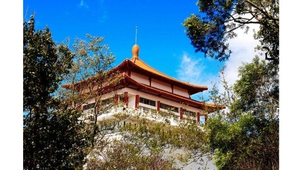 文化大學樂齡大學上課地點位於風景優美的陽明山，樂齡學員若能持續參與課程，不僅能延緩記憶與認知退化，還能減輕憂鬱與孤獨感。