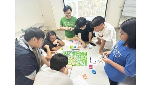 文化大學與世界展望會共同推動教育部大學社會責任(USR)計畫「青少年培力共學、共玩、共創科技新未來」,帶領世界展望會的師生走入俄國、法國與日本的文化世界,在互動體驗中拓展國際視野,深化對跨文化的理解與尊重。