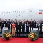 新聞稿照片四：越南國家主席梁強偕同越捷與波音領導團隊，在西雅圖共同見證越捷首架737-8的交付時刻