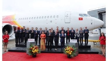 新聞稿照片四：越南國家主席梁強偕同越捷與波音領導團隊，在西雅圖共同見證越捷首架737-8的交付時刻
