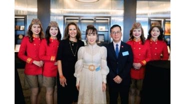 新聞稿照片一：紐約證券交易所總裁林恩·馬丁（左三）迎接越捷航空董事長阮氏芳草博士（左四）蒞臨交易所