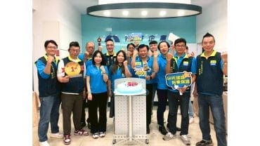 SAVE認證車聯盟副總洪舜彥帶領車商慶祝加盟突破400家，展現品牌實力與團隊凝聚力，強調以服務為本穩健發展並強化中古車商加盟體系。
