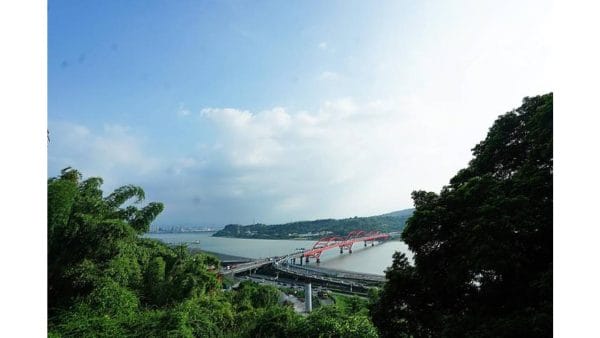 文化大學宿舍新據點機度學院育才樓,全部房間均設有對外窗，可遠眺關渡大橋，景色優美。