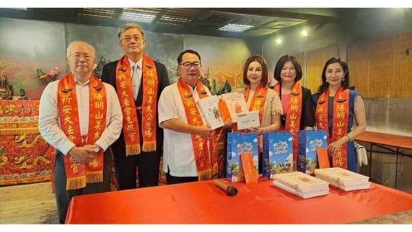 謝玲玲(右三)與羅世新主席(左三)互贈禮物，左二為文大王志誠副校長、左一為文學院王俊彥院長合影留念。